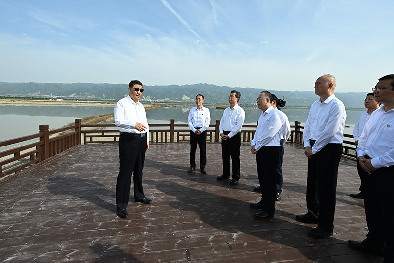 5月16日下昼，，中共中央总书记、、国家主席、、中央军委主席习近平在前往陕西西安主持中国－中亚峰会途中，，在山西运城盐湖考察。！